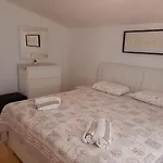 Marina Sa Parkingom * Jelsa (Hvar)