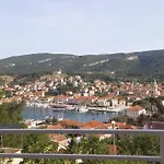 Marina Sa Parkingom * Jelsa (Hvar)