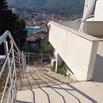 Marina Sa Parkingom * Jelsa (Hvar)