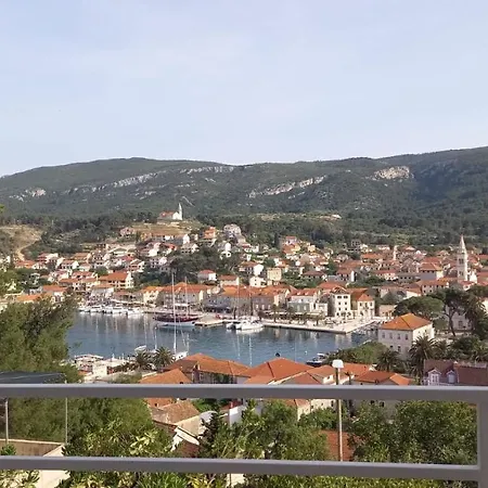 Marina Sa Parkingom * Jelsa (Hvar)