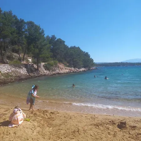 Marina Sa Parkingom * Jelsa (Hvar)