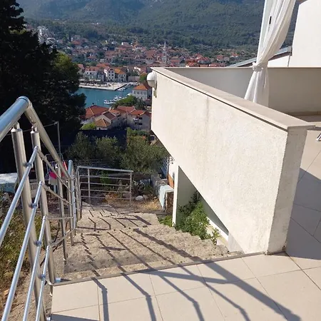 Marina Sa Parkingom * Jelsa (Hvar)