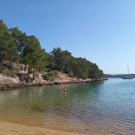 Marina Sa Parkingom * Jelsa (Hvar)