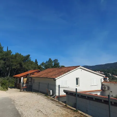Marina Sa Parkingom Jelsa (Hvar)