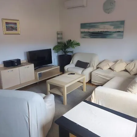 Marina Sa Parkingom Jelsa (Hvar)